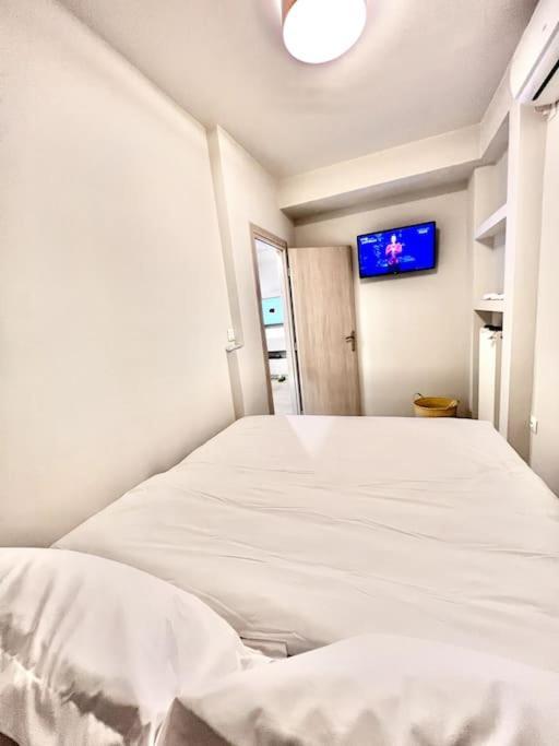 Lovely 1-Bedroom 2 Minutes From Beach アテネ エクステリア 写真